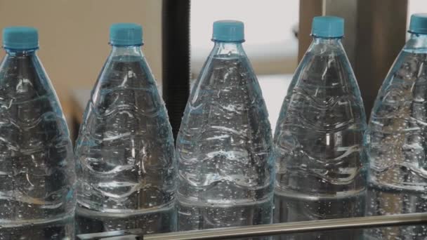 De lijn van de productie van de plastic fles. Plastic molding botteling fabriek. Lege cellen van plastic flessen in de fabriek. — Stockvideo