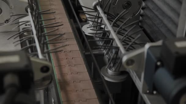 工厂内的工程管道。输送带、机械零件. — 图库视频影像