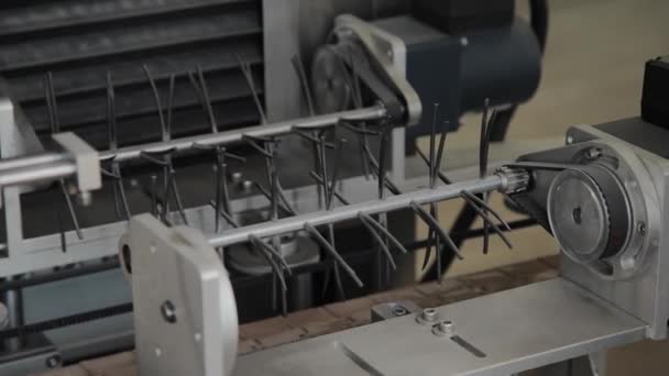 Werkt pijpleiding in de fabriek. Transportband, machineonderdelen. — Stockvideo