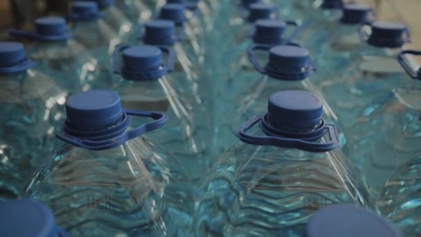 Blått dricks vatten flaskor i plast i stora mängder. — Stockvideo