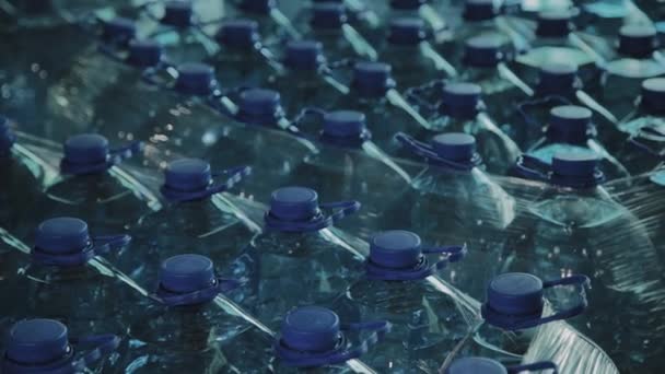 Bouteilles d'eau potable en plastique bleu en grandes quantités . — Video