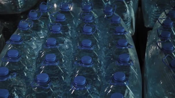 Botellas de agua potable de plástico azul en grandes cantidades . — Vídeo de stock