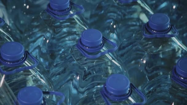 Bottiglie d'acqua potabile in plastica blu in grandi quantità . — Video Stock