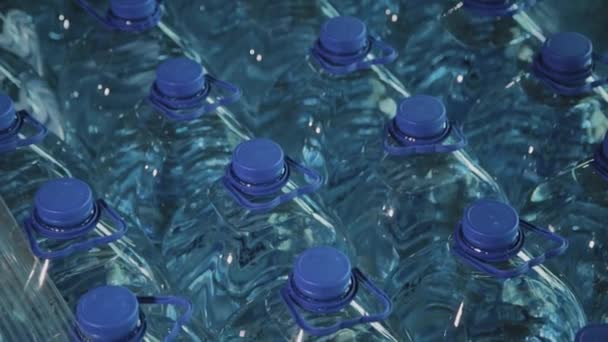 Μπλε πλαστικά μπουκάλια πόσιμου νερού σε μεγάλες ποσότητες. — Αρχείο Βίντεο