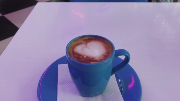 Cappuccino quente na mesa . — Vídeo de Stock