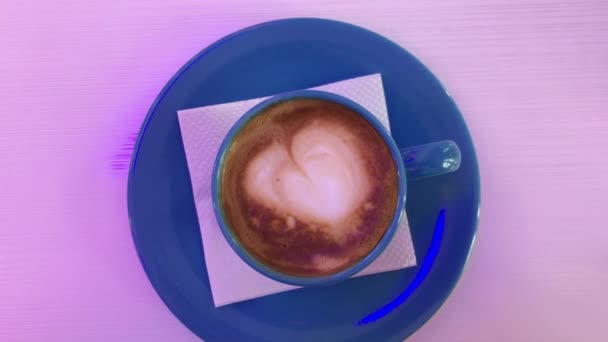 Heißer Cappuccino auf dem Tisch. — Stockvideo