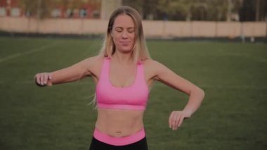 Kız stadyumda eğitim öncesi ısınma yok.