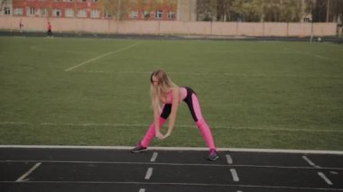 Kız stadyumda eğitim öncesi ısınma yok.