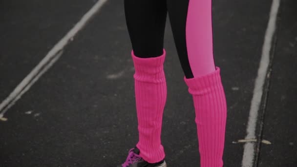 Дівчина в спортивному одязі позує на стадіоні . — стокове відео