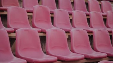 Büyük bir maç öncesi boş kırmızı spor stadyumu oturma.