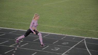 Kız stadyumda eğitim öncesi ısınma yok.