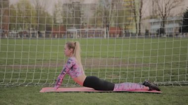 Kız stadyumda eğitim öncesi ısınma yok.