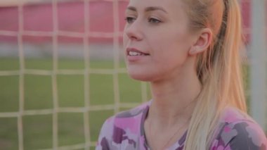 Kız stadyumda eğitim öncesi ısınma yok.