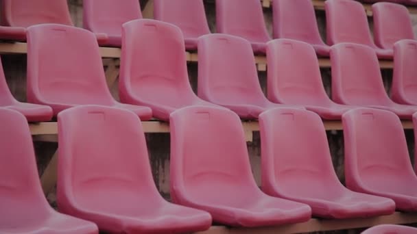 Posti vuoti dello stadio sportivo rosso prima di una grande partita . — Video Stock
