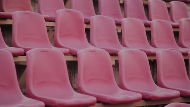 Sièges vides du stade de sport rouge avant un grand match . — Video