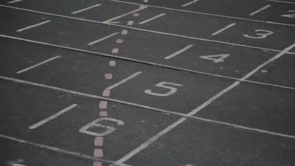 Marquages blancs sur le tapis roulant au stade . — Video