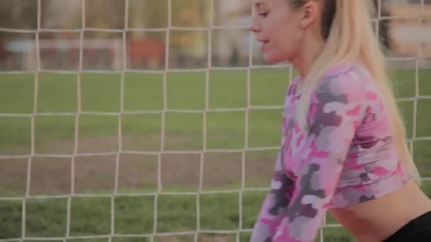 Chica hace el calentamiento antes de entrenar en el estadio . — Vídeos de Stock