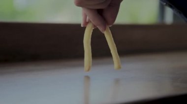 Güzel bir kız kızarmış patates ile oynanır. Fast food restoran.