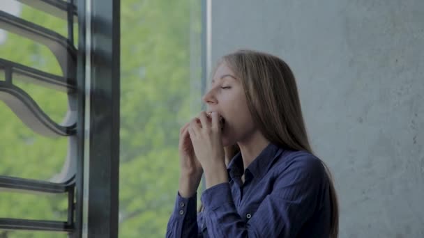 Menina bonita come um hambúrguer. Restaurante fast food — Vídeo de Stock