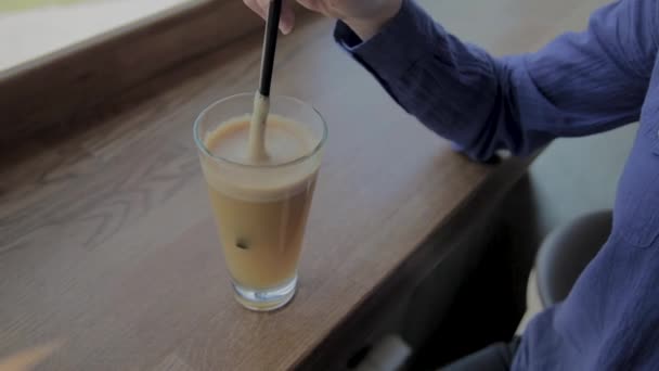 Schönes Mädchen, das am Fenster Apfelsaft rührt. — Stockvideo