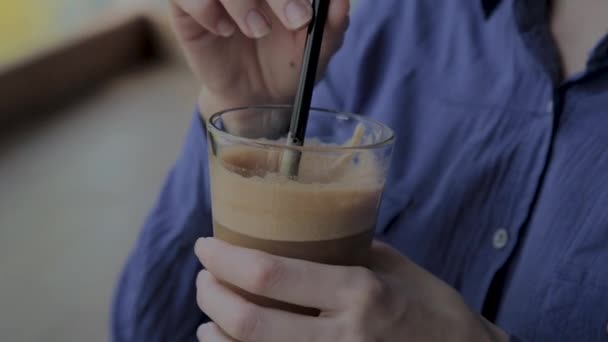 Schöne Mädchen trinkt Apfel frisch sitzen am Fenster. — Stockvideo