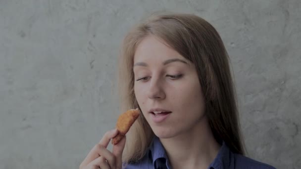 Meisje eet Nuggets in een fast food restaurant. — Stockvideo