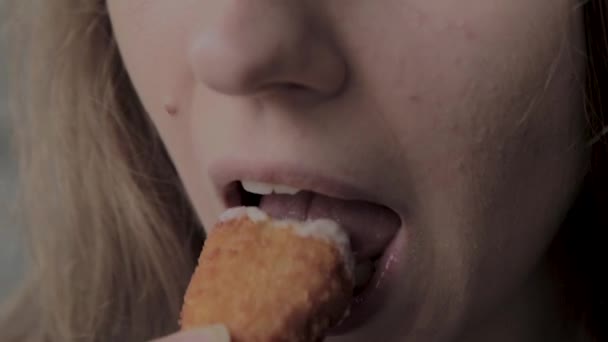 Chica come nuggets en un restaurante de comida rápida . — Vídeo de stock