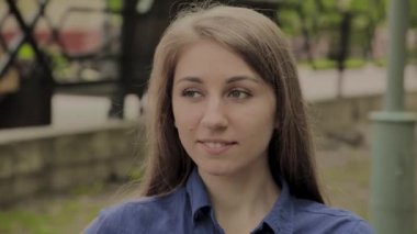 Bir şehir parkında bir bankta oturan güzel kız.