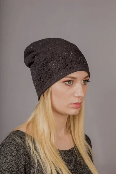 Portrait d'une belle jeune fille dans une coiffure élégante avec un maquillage naturel sur un fond gris . — Photo