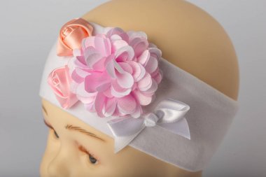 Beyaz arka plan üzerinde kızlar için bandaj ile çocuk manken Başkanı.