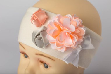 Beyaz arka plan üzerinde kızlar için bandaj ile çocuk manken Başkanı.