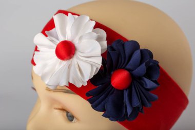 Beyaz arka plan üzerinde kızlar için bandaj ile çocuk manken Başkanı.