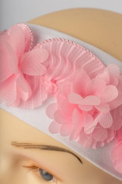 Beyaz arka plan üzerinde kızlar için bandaj ile çocuk manken Başkanı.