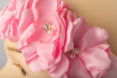 Beyaz arka plan üzerinde kızlar için bandaj ile çocuk manken Başkanı.