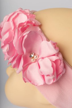 Beyaz arka plan üzerinde kızlar için bandaj ile çocuk manken Başkanı.