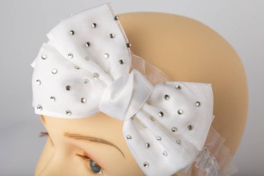 Beyaz arka plan üzerinde kızlar için bandaj ile çocuk manken Başkanı.