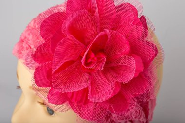 Beyaz arka plan üzerinde kızlar için bandaj ile çocuk manken Başkanı.