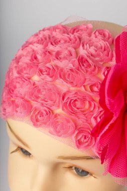 Beyaz arka plan üzerinde kızlar için bandaj ile çocuk manken Başkanı.