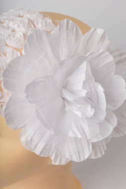 Beyaz arka plan üzerinde kızlar için bandaj ile çocuk manken Başkanı.