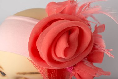 Beyaz arka plan üzerinde kızlar için bandaj ile çocuk manken Başkanı.