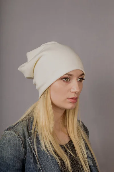 Portrait d'une belle jeune fille dans une coiffure élégante avec un maquillage naturel sur un fond gris . — Photo