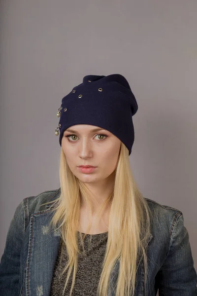 Portrait d'une belle jeune fille dans une coiffure élégante avec un maquillage naturel sur un fond gris . — Photo