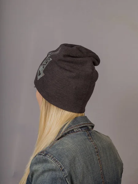 Portrait d'une belle jeune fille dans une coiffure élégante avec un maquillage naturel sur un fond gris . — Photo