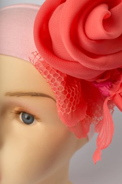 Beyaz arka plan üzerinde kızlar için bandaj ile çocuk manken Başkanı.