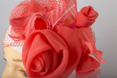 Beyaz arka plan üzerinde kızlar için bandaj ile çocuk manken Başkanı.