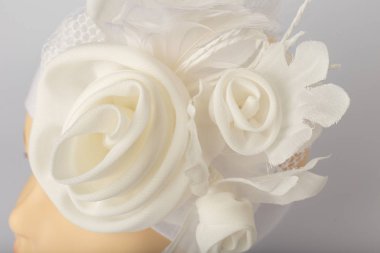 Beyaz arka plan üzerinde kızlar için bandaj ile çocuk manken Başkanı.