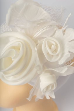 Beyaz arka plan üzerinde kızlar için bandaj ile çocuk manken Başkanı.