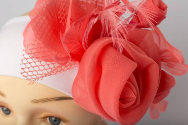 Beyaz arka plan üzerinde kızlar için bandaj ile çocuk manken Başkanı.