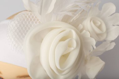 Beyaz arka plan üzerinde kızlar için bandaj ile çocuk manken Başkanı.