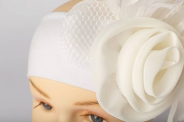 Beyaz arka plan üzerinde kızlar için bandaj ile çocuk manken Başkanı.